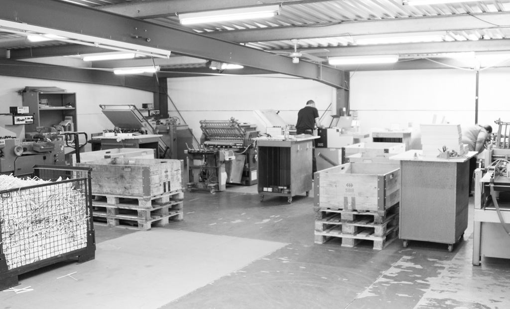 Weiterverarbeitung und Lettershop in der Produktionshalle